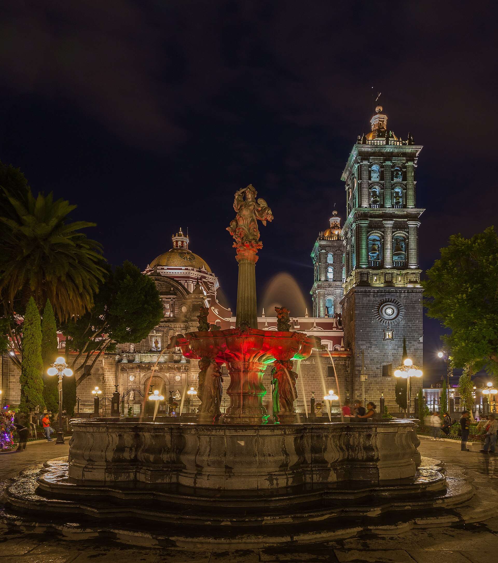 Puebla's cathedral and the zócalo fountain at night